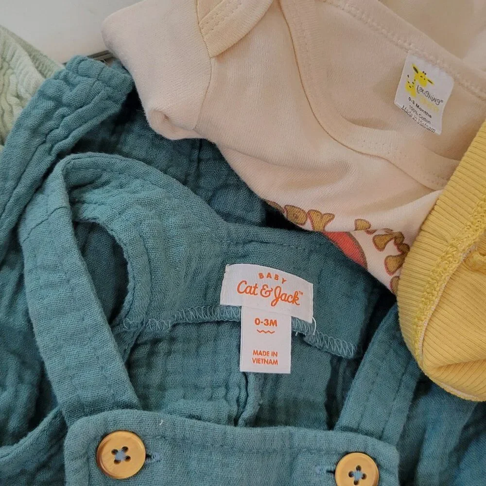 Newborn Clothes (0 to 3 Months ) - 10 Pieces - Great Condition - Gender Neutral